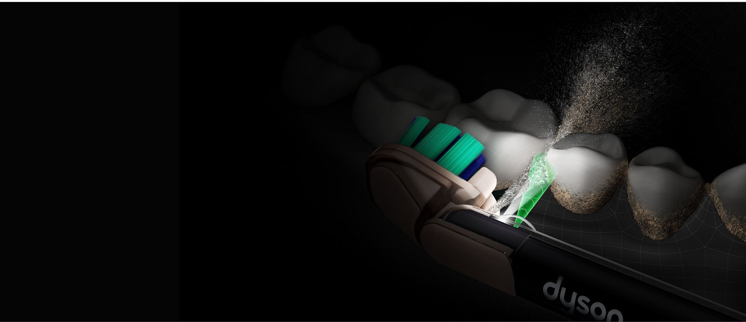 Vue rapprochée de la tête de brosse Dyson CameraJet™ contre une rangée de dents : le jet interdentaire vert atteint un espace entre deux molaires et en détache la plaque, sur fond noir.